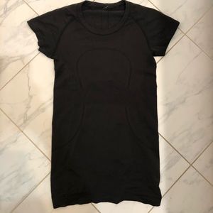 black lululemon shirt